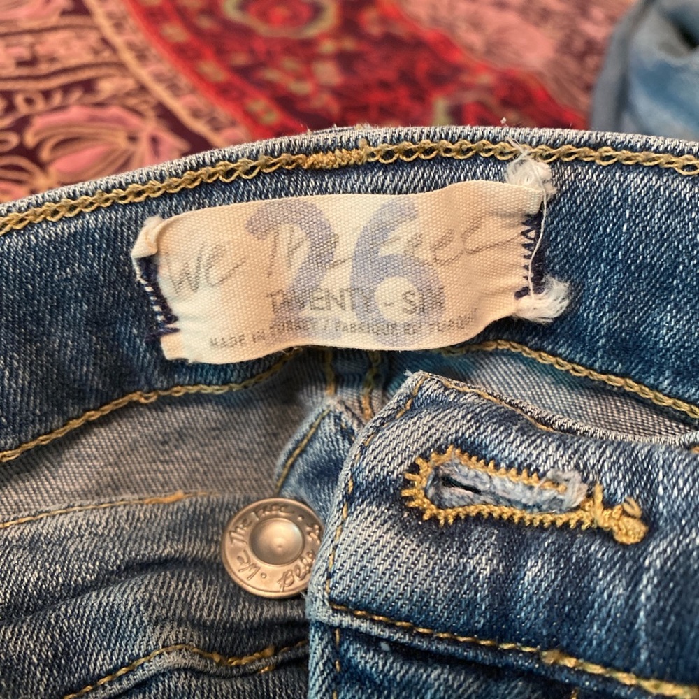 Free people busted knee jeans, excellent condition! Sooo comfy, super stretchy!